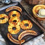 Ananas et bananes grillées