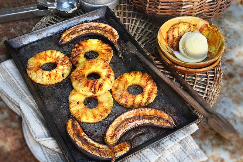 Ananas et bananes grillées