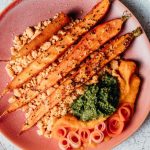Carottes fanes pesto et crumble