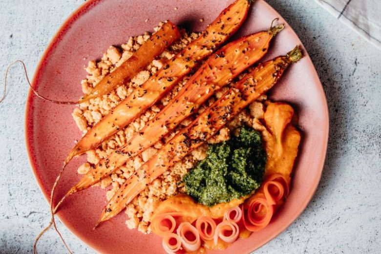 Carottes fanes pesto et crumble