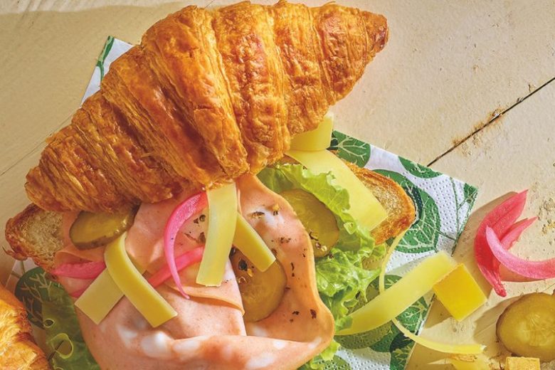 Croissant’dwichs au Beaufort et à la mortadelle