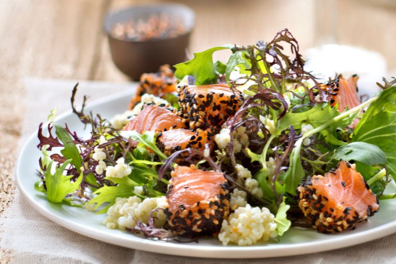Grande salade de millet au saumon