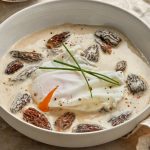 Oeuf poché à la crème de morilles