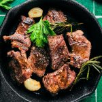 Dés de paleron de boeuf grillés