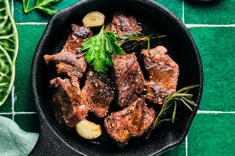 Dés de paleron de boeuf grillés