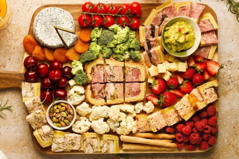 Planche autour du pâté en croûte