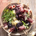 Brochettes de pruneaux au magret séché