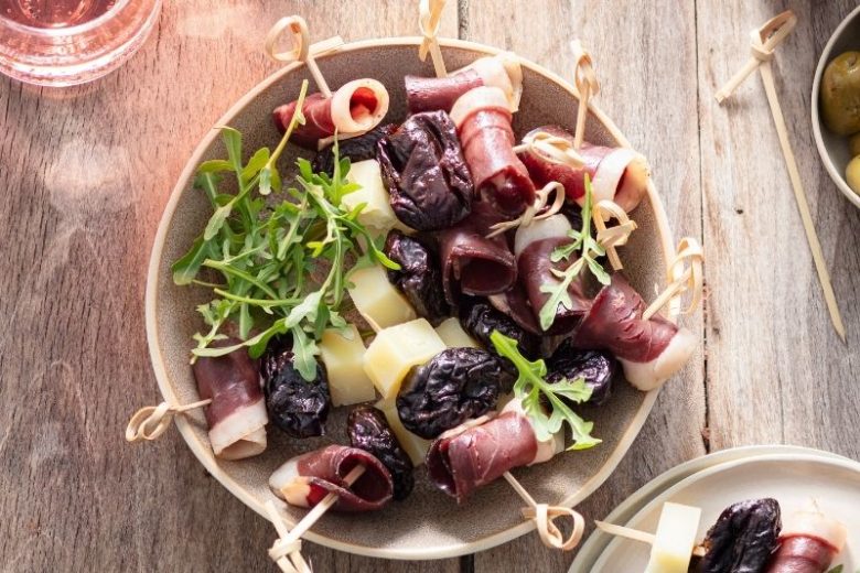 Brochettes de pruneaux au magret séché