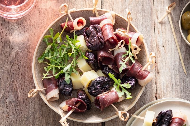 Brochettes de pruneaux au magret séché