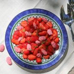 Salade de fraises aux pralines roses