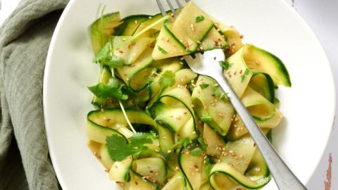 Salade de concombre pimentée au sésame