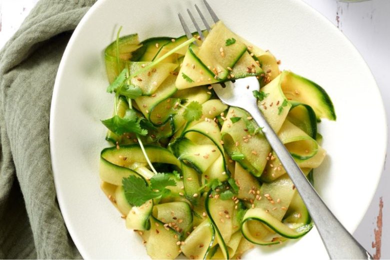 Salade de concombre pimentée au sésame