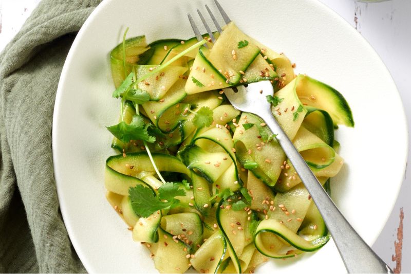Salade de concombre pimentée au sésame