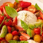 Salade de tomates fraises et burrata