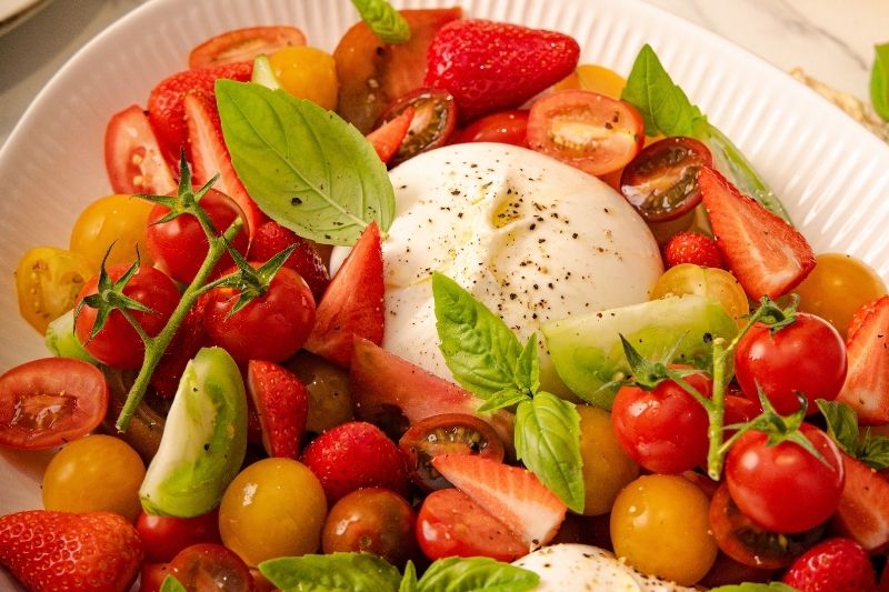 Salade de tomates fraises et burrata