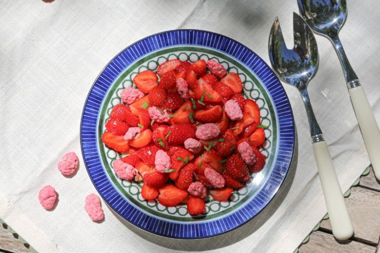 Salade de fraises aux pralines roses