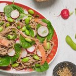 Salade soba au saumon fumé