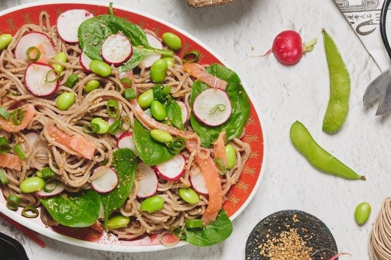 Salade soba au saumon fumé
