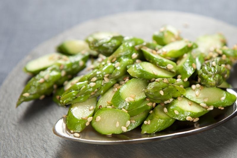 Wok d’asperges vertes au sésame