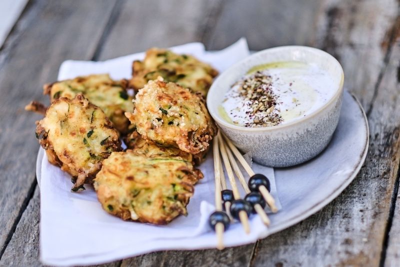 Beignets de courgettes à la feta et au zaatar