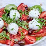 Carpaccio de tomates et fraises à l’hibiscus