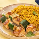 Brochettes de poulet au miel et courgettes