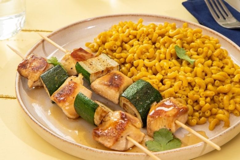 Brochettes de poulet au miel et courgettes