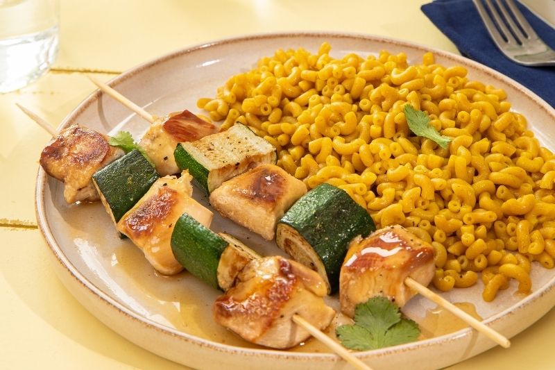 Brochettes de poulet au miel et courgettes