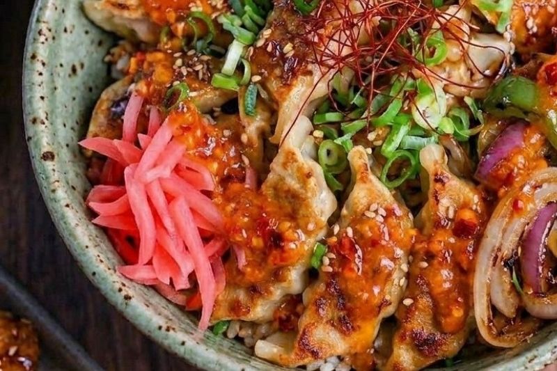 Donburi aux gyozas végétariens
