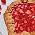 Tarte rustique aux fraises et pistaches