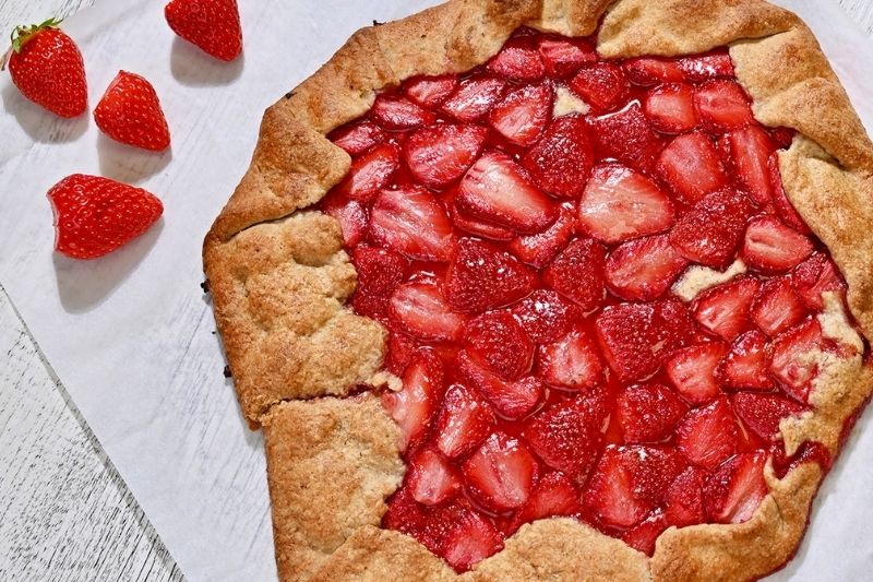 Tarte rustique aux fraises et pistaches