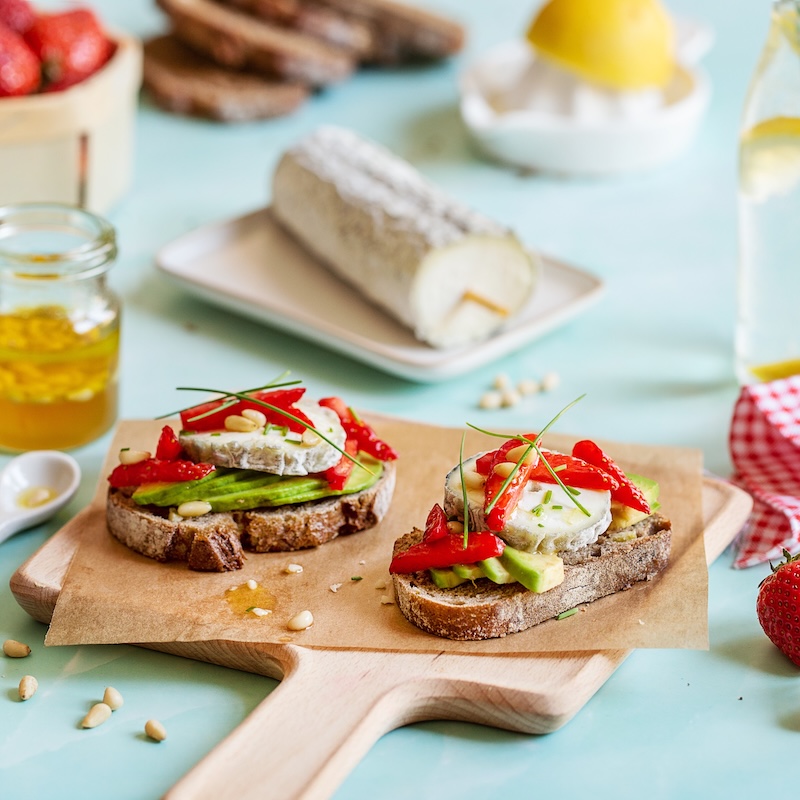 recette de Tartines chèvre fraises et avocat