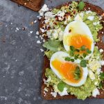 Toast ensoleillé à l’avocat