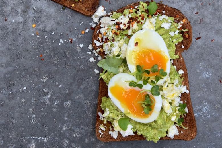 Toast ensoleillé à l’avocat