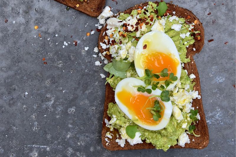Toast ensoleillé à l’avocat