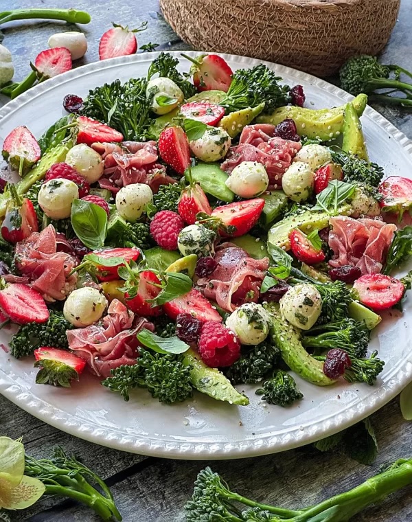 recette de Salade de Bimi aux fruits rouges