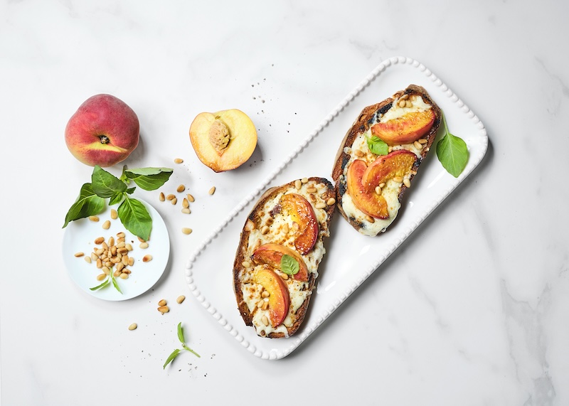 recette de Bruschettas à la mozzarella et aux pêches rôties