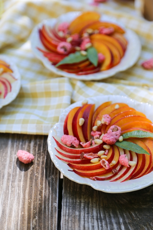 recette de Salade de pêche à la verveine et aux pralines