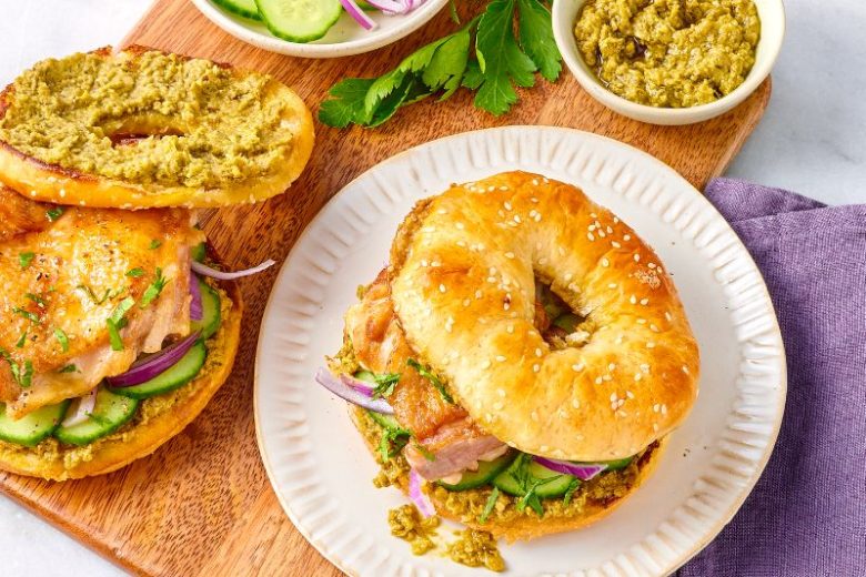 Bagel au poulet caramélisé
