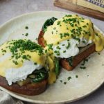 Brioche au Gruyère oeufs et sauce
