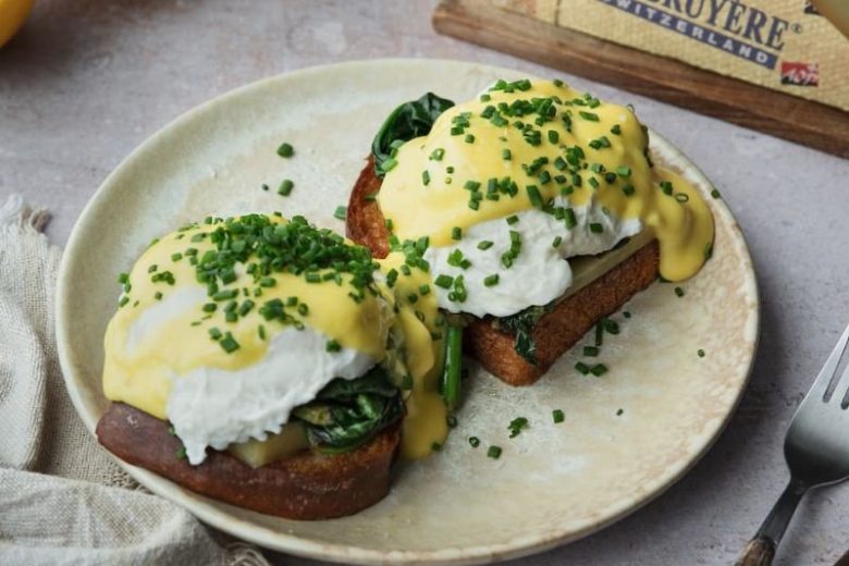 Brioche au Gruyère oeufs et sauce