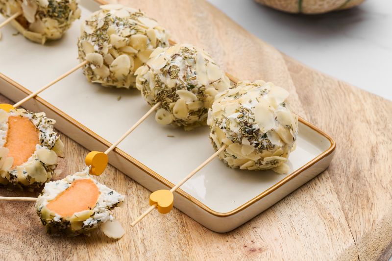 Sucettes de melon chèvre amande