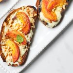 Bruschettas à la mozzarella et aux pêches rôties