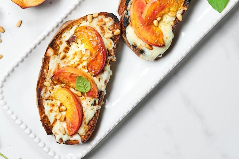 Bruschettas à la mozzarella et aux pêches rôties