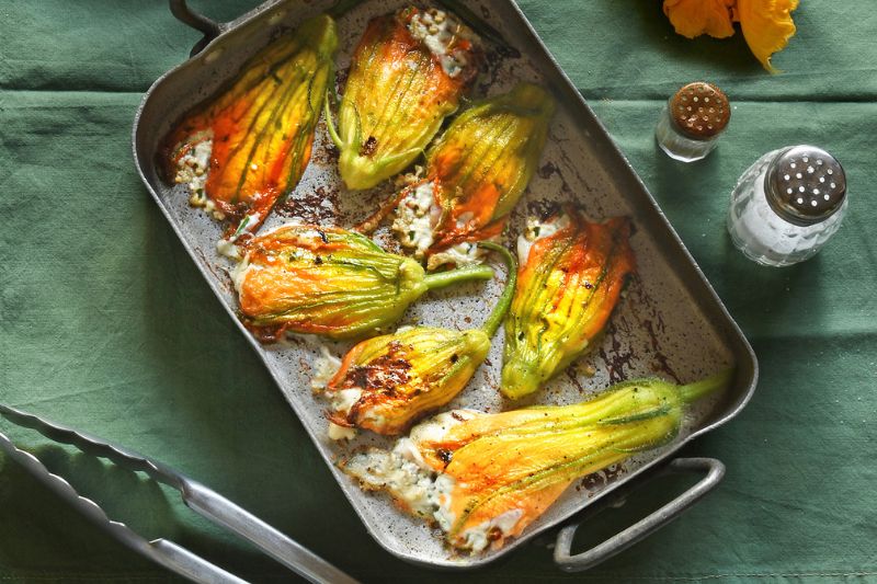 Fleurs de courgettes farcies au Brocciu