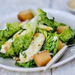 Salade César à l’halloumi grillé