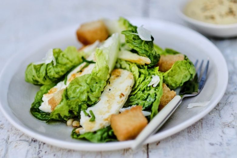 Salade César à l’halloumi grillé