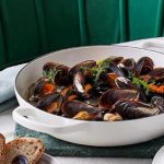 Moules au vin pétillant et à l’ail