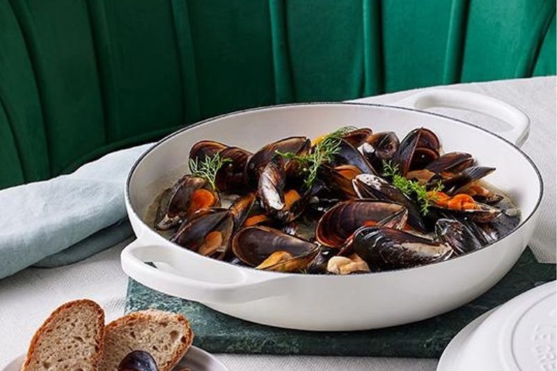 Moules au vin pétillant et à l’ail