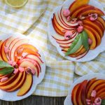 Salade de pêche à la verveine et aux pralines